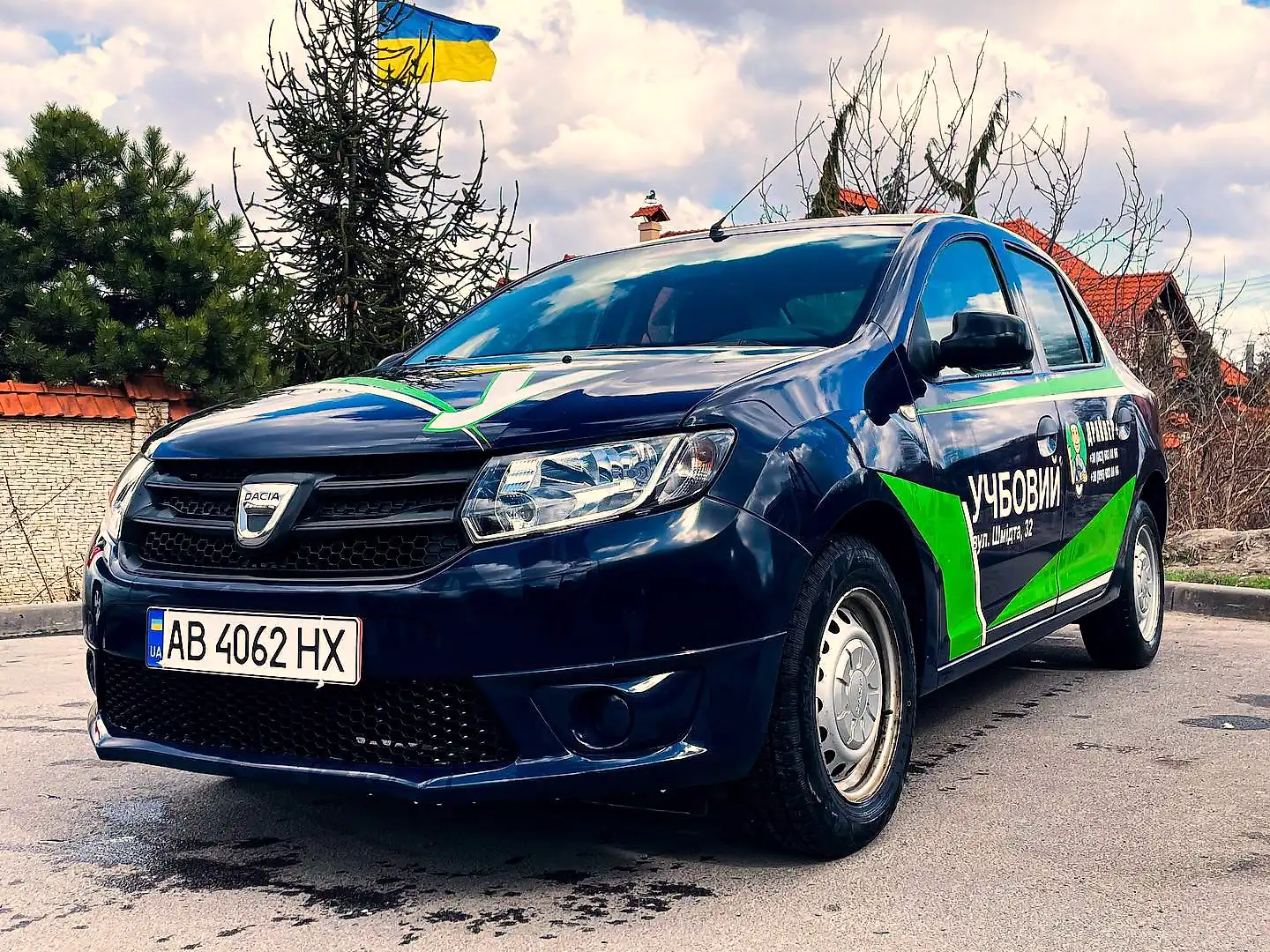 Брендований навчальний автомобіль Dacia Sandero