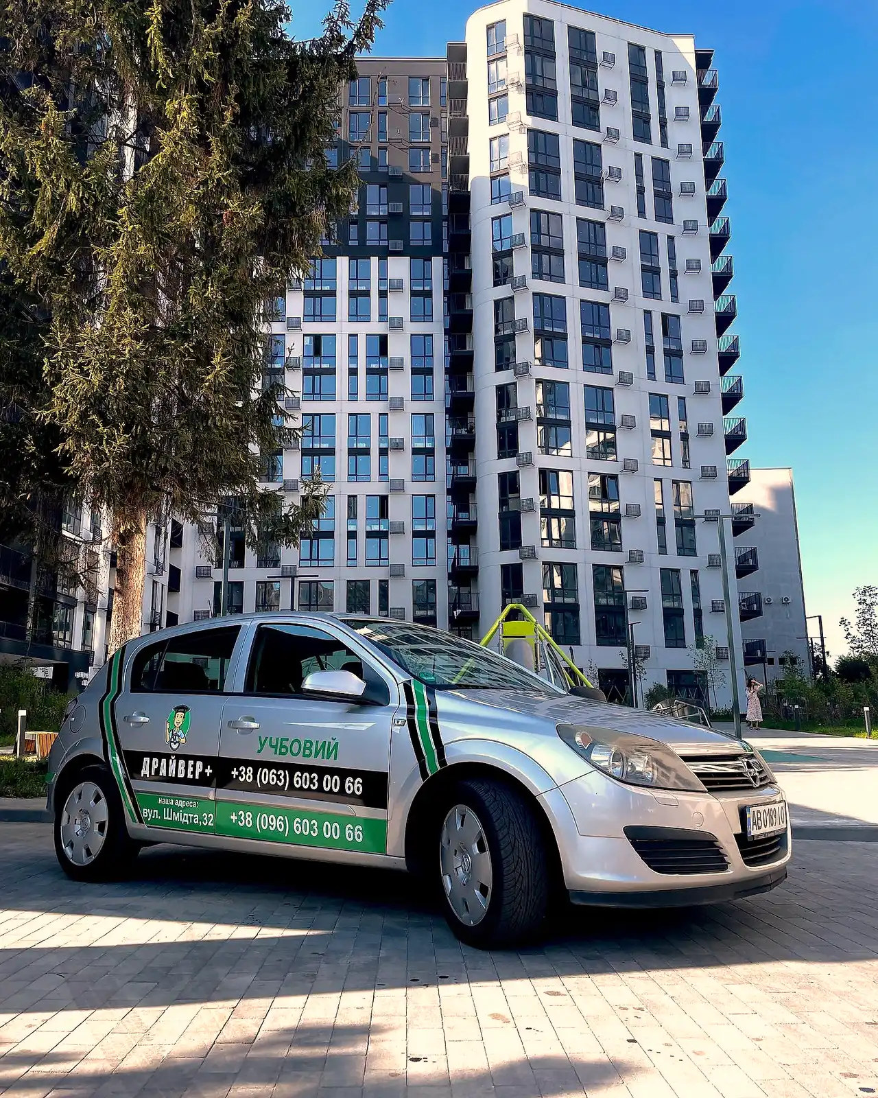 Сріблястий навчальний автомобіль Opel Astra
