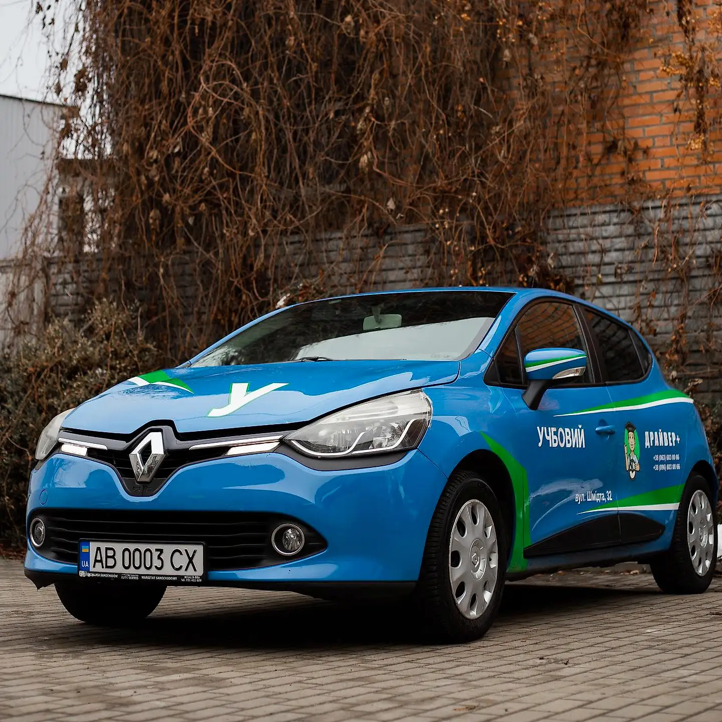 Синій навчальний автомобіль Renault Clio